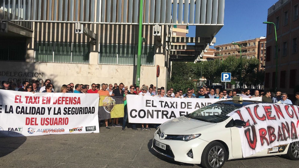 Los taxistas se concentran ante la Subdelegación en su segundo día de paro en protesta contra los VTC (Foto: Auttacor)