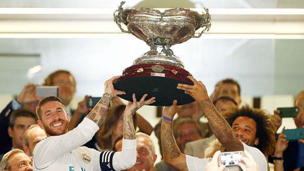 Sergio Ramos y Marcelo levantan el Trofeo Santiago Bernabéu. (realmadrid.com)