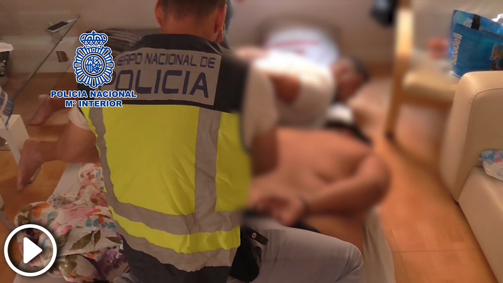 Momento de la detención en Torrevieja del grupo de croatas organizado que robaba en casas con el método del resbalón
