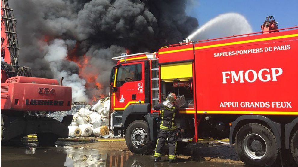 Bomberos apagando el incendio en un aeropuerto.