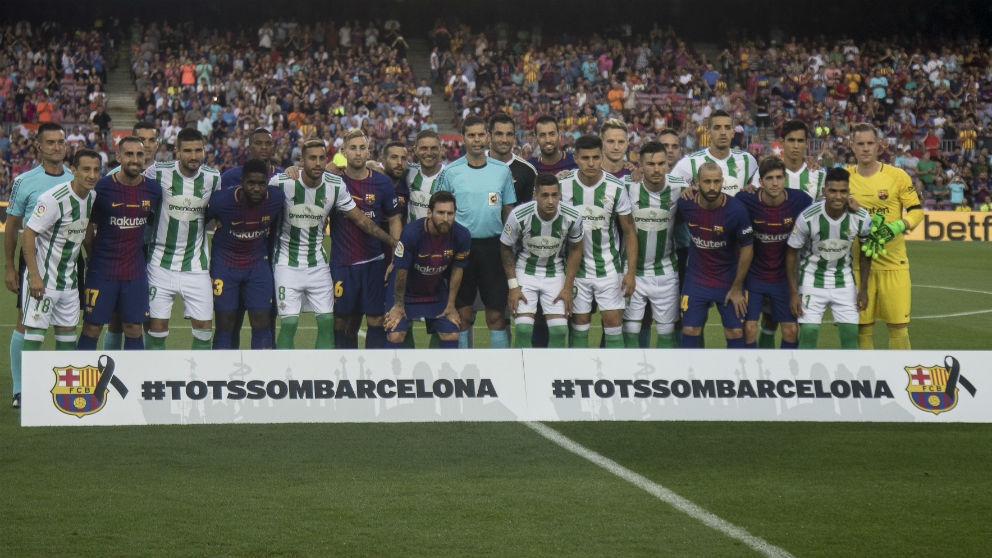 Jugadores de Barcelona y Betis durante el partido de la pasada temporada. (Getty)