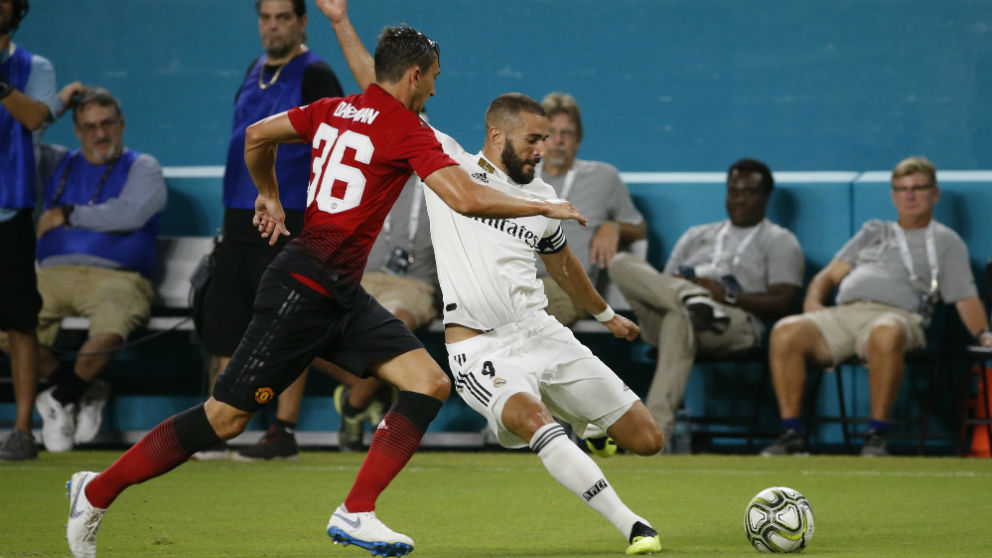 Benzema intenta un remate frente al United. (AFP)