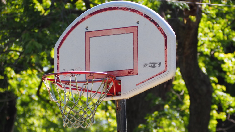 Cómo hacer una canasta de baloncesto casera