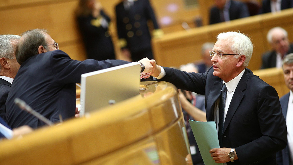 Ferran Mascarell, delegado de las Generalitat en Madrid, saluda a Pío García Escudero en el Senado. (EP)