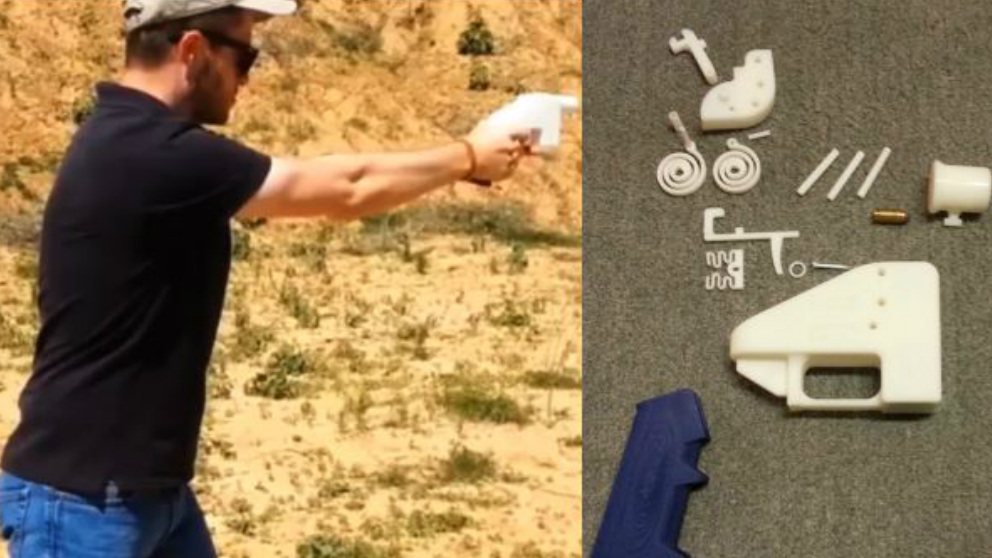 Un hombre dispara con un arma impresa en 3D.