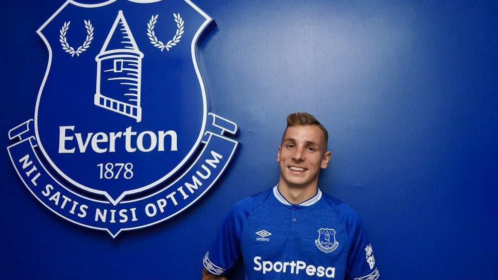 Lucas Digne posa con la camiseta del Everton. (Everton)