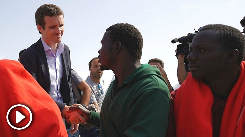 Pablo Casado, en Algeciras, saludando a los inmigrantes recién salidos de un buque de Salvamento Marítimo. (EP)