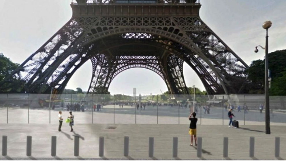 Los alrededores de la Torre Eiffel desiertos.