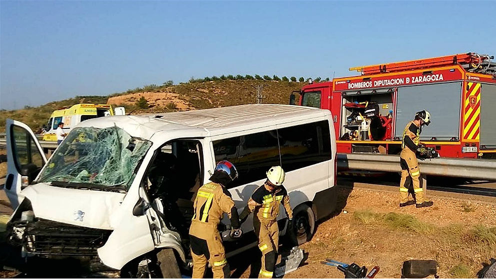 Bomberos y ambulancia atienden una ccidente de una furgoneta fuera de vía. (EP)
