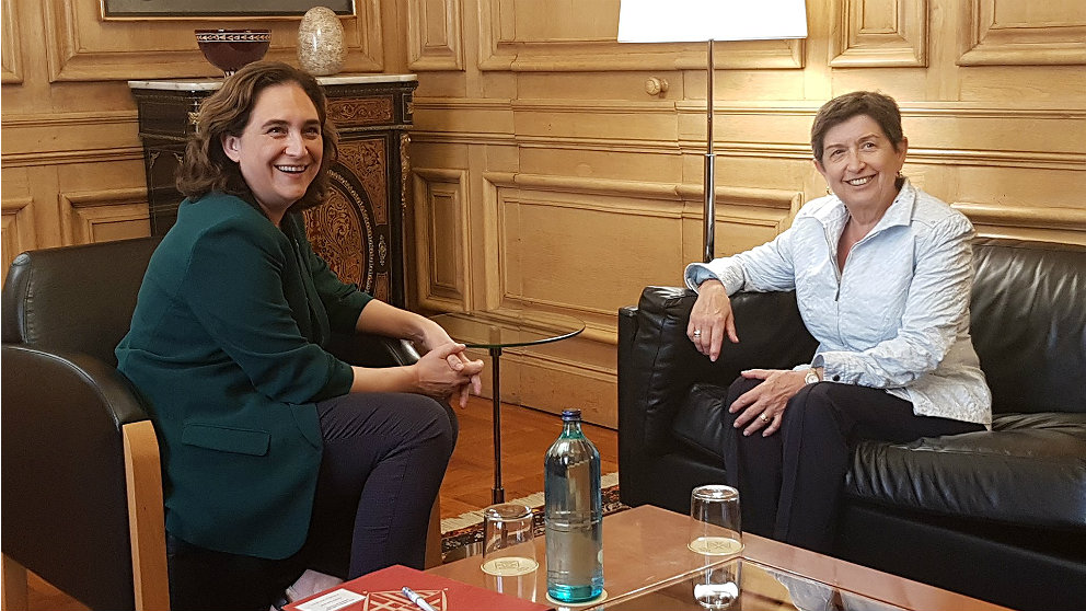 Ada Colau, alcaldesa de Barcelona, y Teresa Cunillera, delegada del Gobierno en Cataluña. (EP)