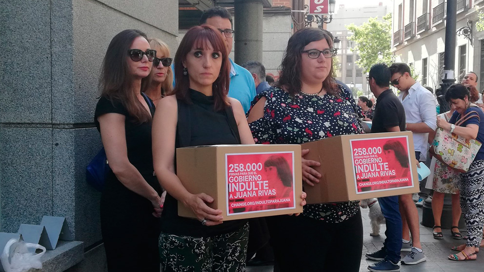 Asociaciones de mujeres piden el indulto de Juana Rivas mediante la entrega de 250.000 firmas. Foto: Europa Press
