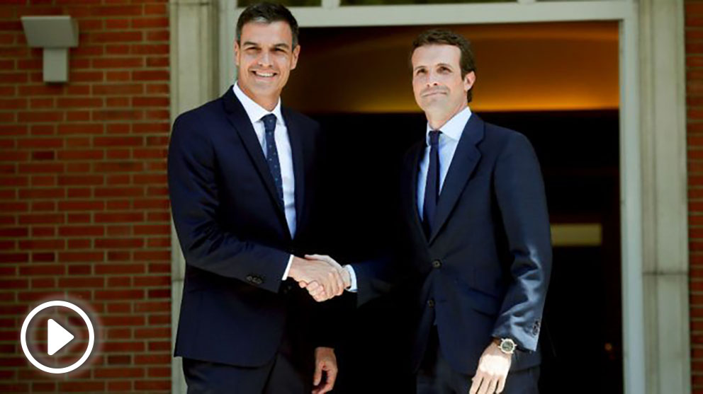El presidente del Gobierno, Pedro Sánchez, y el líder del PP, Pablo Casado, en su primera reunión en La Moncloa (Foto: EFE).
