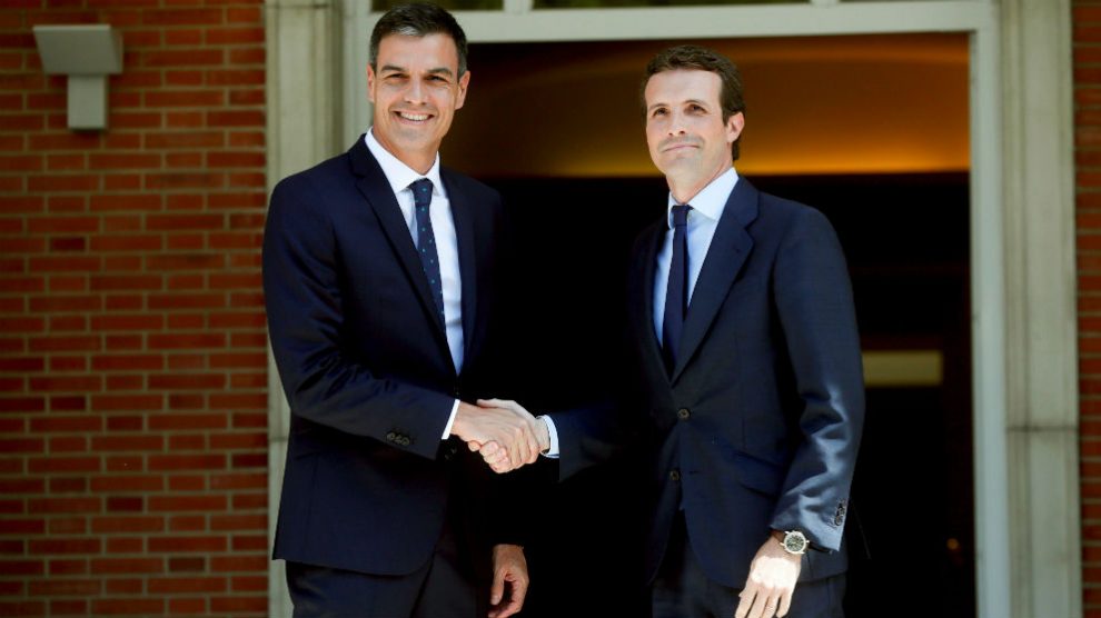 El presidente del Gobierno, Pedro Sánchez, y el líder del PP, Pablo Casado, en su primera reunión en La Moncloa. (Foto: EFE)