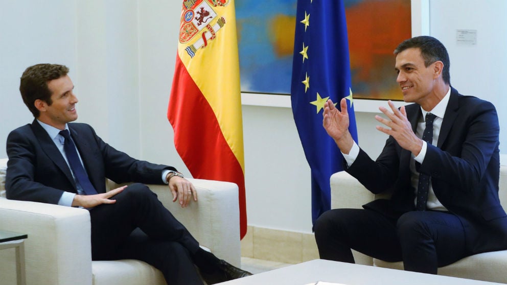 Pedro Sánchez y Pablo Casado ayer en su primera reunión en La Moncloa. (Foto: EFE)