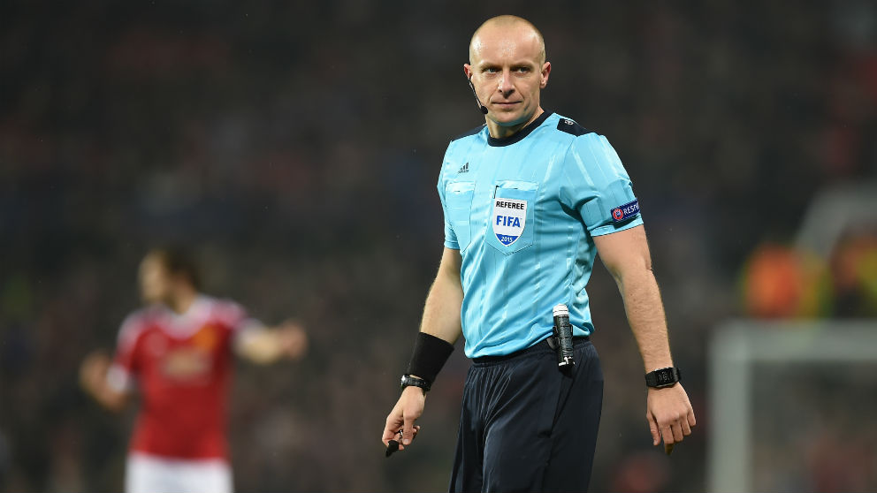 Szymon Marciniak, durante un partido de la Champions. (AFP)