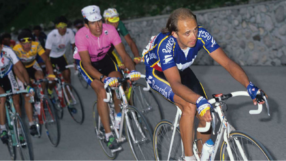 Armand de las Cuevas tira de Miguel Indurain en el Giro de 1992.