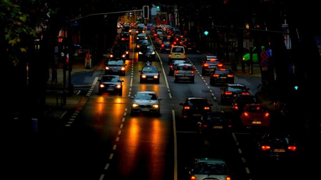 coche-carretera-noche-conductores