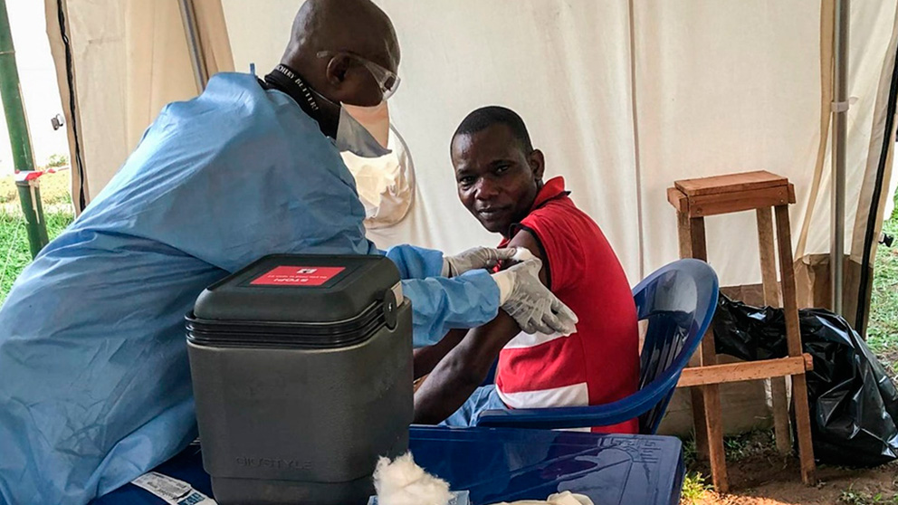 Un sanitario vacuna del ébola a un habitante de República Democrática del Congo. Foto: Europa Press