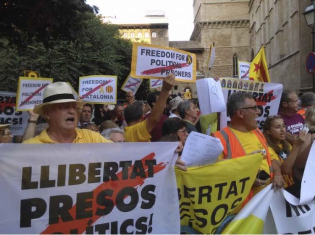 800 constitucionalistas paran a 50 golpistas al grito de «¡Felipe, tranquilo, Mallorca está contigo!»