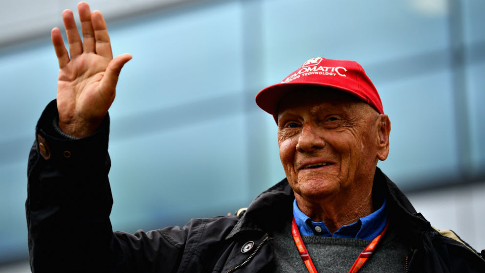 Niki Lauda saluda a los aficionados durante un GP de Fórmula 1. (Getty)