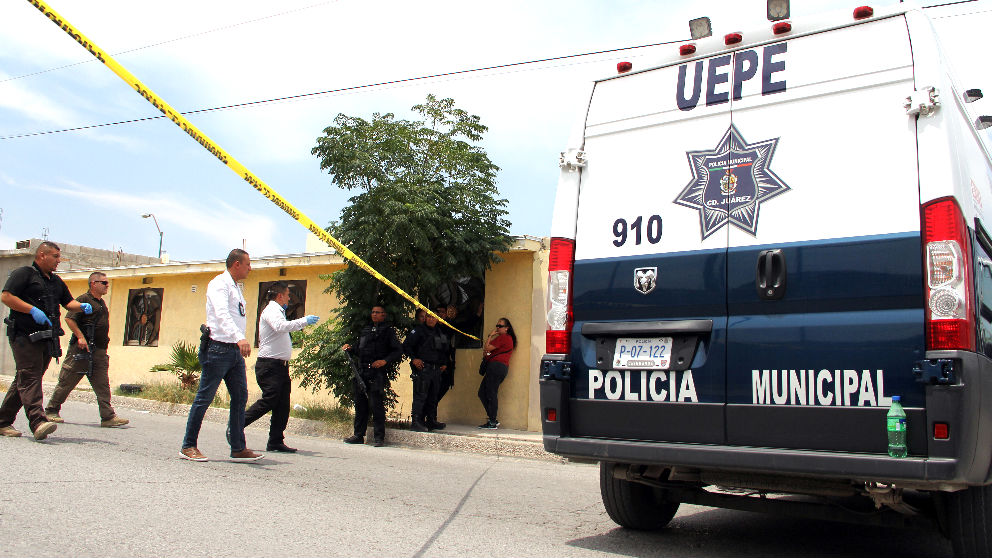 Policías y forenses llegan a la casa en la que se encontraron los 11 cadáveres (Foto: AFP).