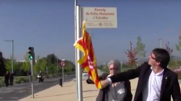 Puigdemont descubriendo la placa del Paseo Félix Matamala en 2012 (Foto: girona.cat) 