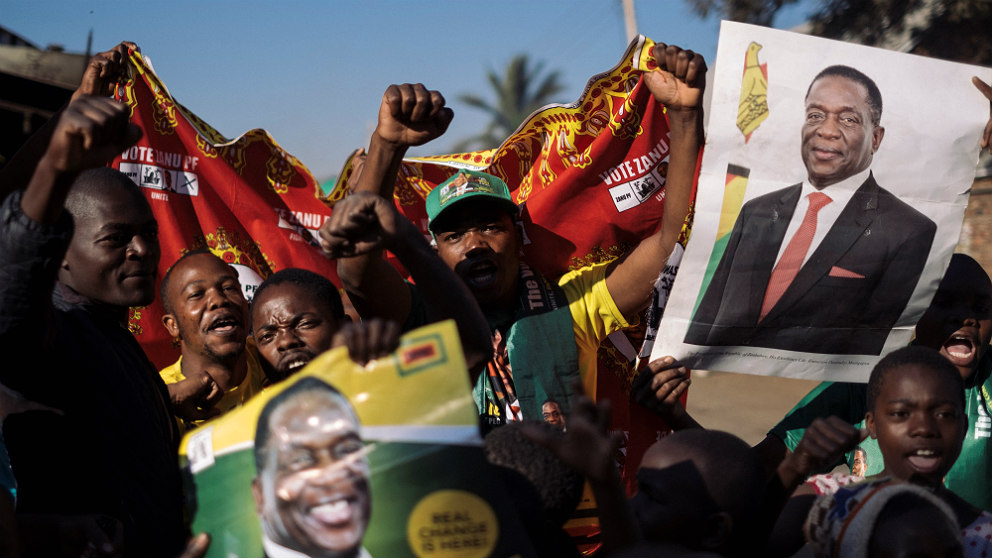 Seguidores del presidente electo de Zimbabue, Emmerson Mnangagwa, celebran su supuesto triunfo en la calle. (AFP)