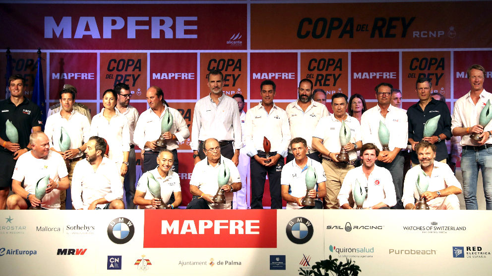 El Rey posa con los galardonados en la Copa del Rey de vela (Foto: EFE).