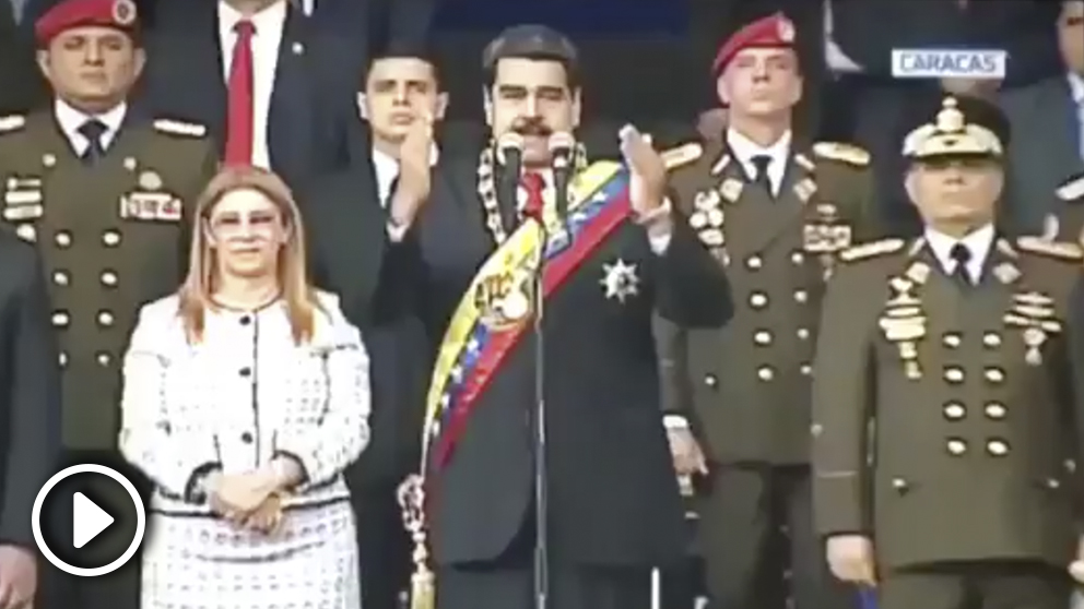 Evacúan de urgencia a Maduro cuando presidía un desfile militar en Caracas.