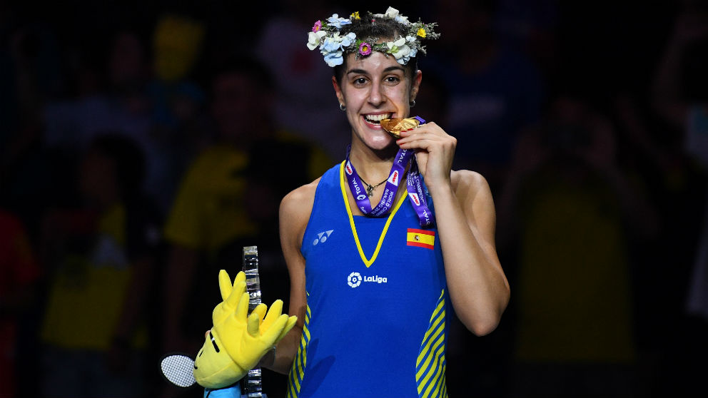 Carolina Marín posa con su medalla de oro. (AFP)