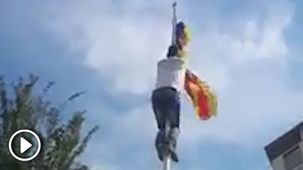 Raúl Maciá y otro activista retiran esteladas y cruces amarillas.