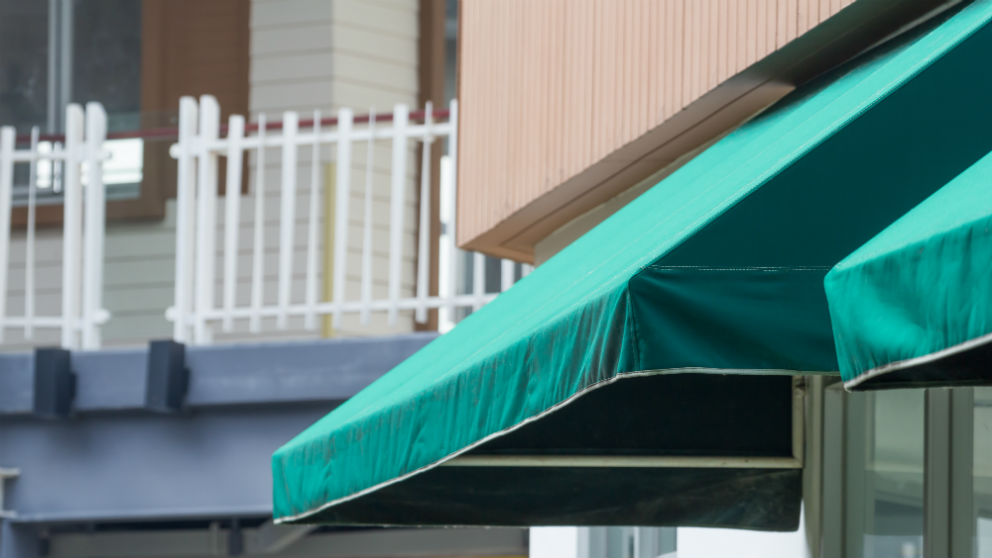 Toldo de una terraza en verano (Foto: iStock)