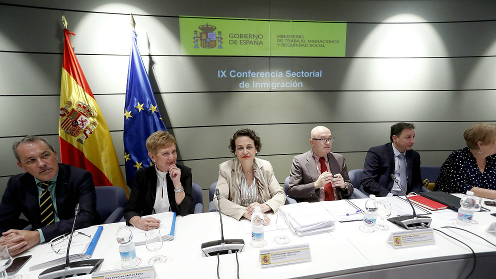 La ministra Magdalena Valerio, junto a la secretaria de Estado de Migraciones, Consuelo Rumí y el subsecretario de Trabajo, Raúl Riesco, durante cumbre por la crisis de inmigración en la sede del Ministerio. (EFE)