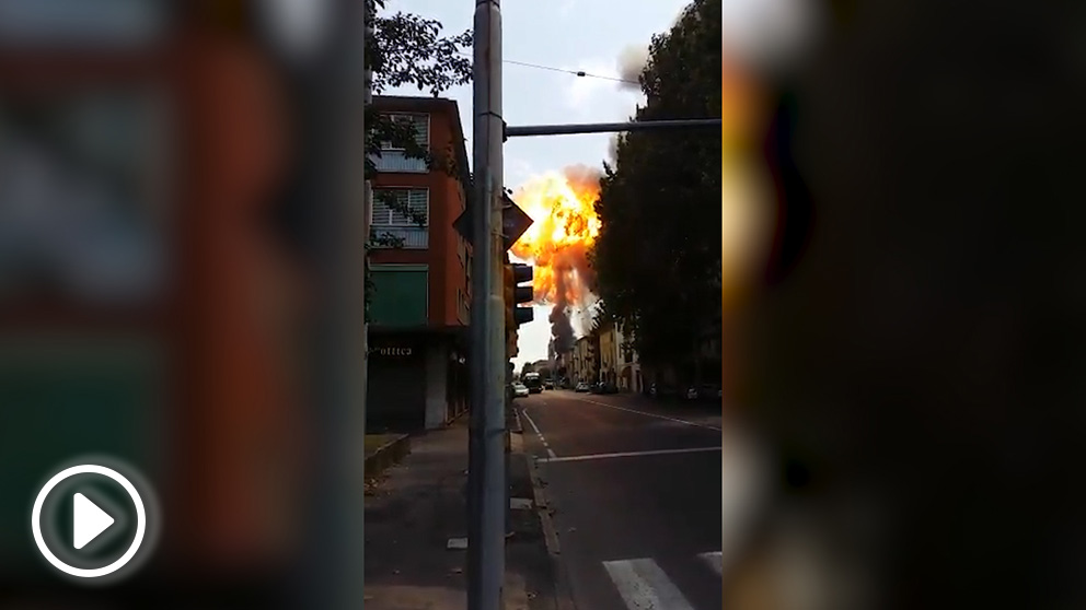Explosión de un camión cisterna en la autopista de circunvalación de Bolonia (Italia).