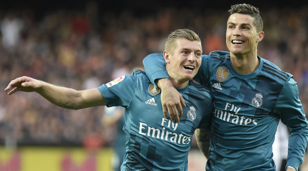 Toni Kroos y Cristiano Ronaldo celebran un gol. (AFP)