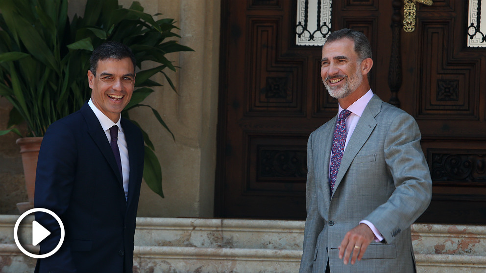 Pedro Sánchez, junto al Rey Felipe VI en Marivent. (EP)