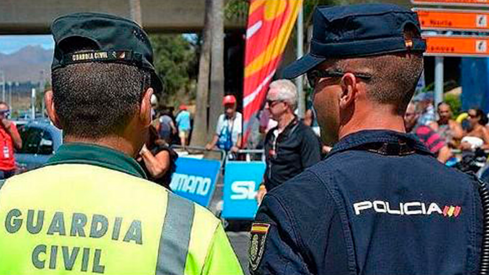 Policías y guardias civiles sospechan que el Gobierno de Sánchez quiere eliminar su complemento de peligrosidad.