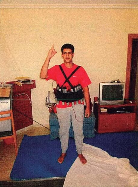 Younes Abouyaaqoub con un cinturón de explosivos cargados con 'la Madre de Satán'.