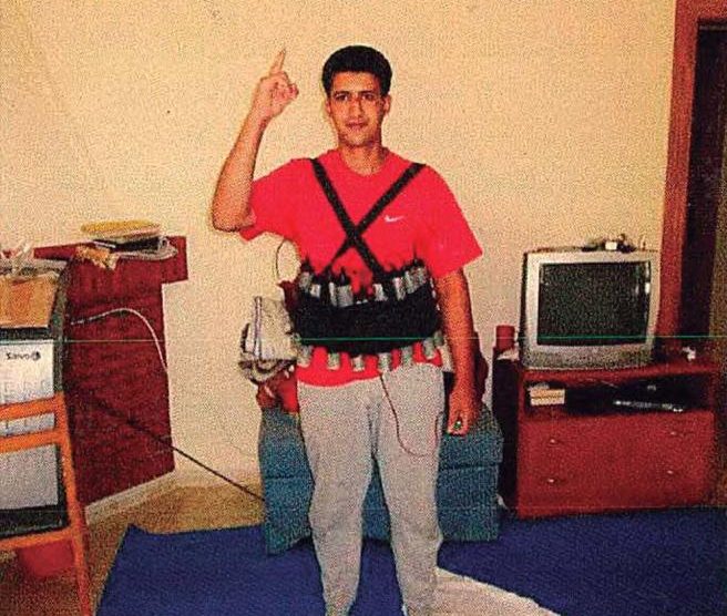 Younes Abouyaaqoub con un cinturón de explosivos cargados con ‘la Madre de Satán’.