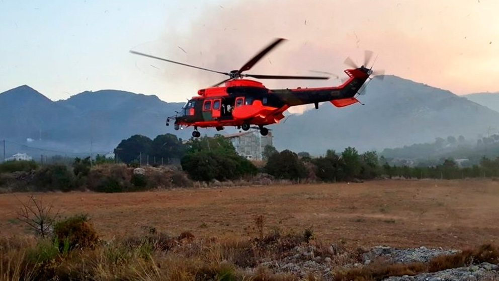 Un helicóptero que participa de las labores de extinción del incendio declarado este lunes en la localidad valenciana de Llutxent. Foto: Europa Press | Incendio Valencia