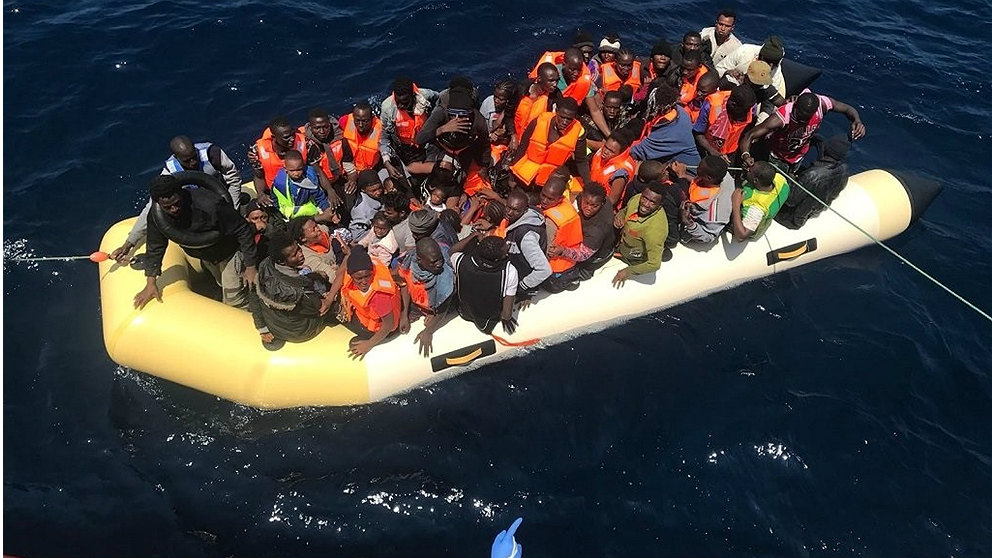 Patera con inmigrantes ilegales a bordo.