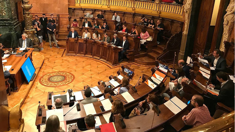 Salón de plenos del Ayuntamiento de Barcelona. (EP)