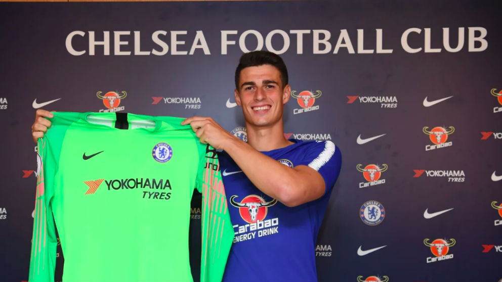 Kepa posa con la camiseta del Chelsea.