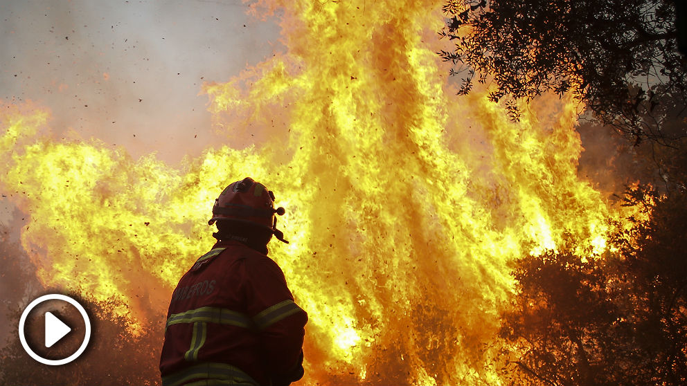 Un bombero trata de atacar las llamas del incendio de Monchique, en el Algarve (Portugal). (Foto: AFP)