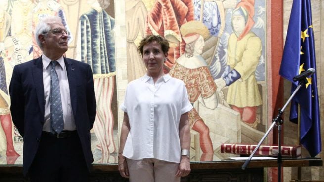 El ministro Josep Borrell y la nueva directora de la Aecid, Aina Calvo, en su toma de posesión. (Foto: EP)