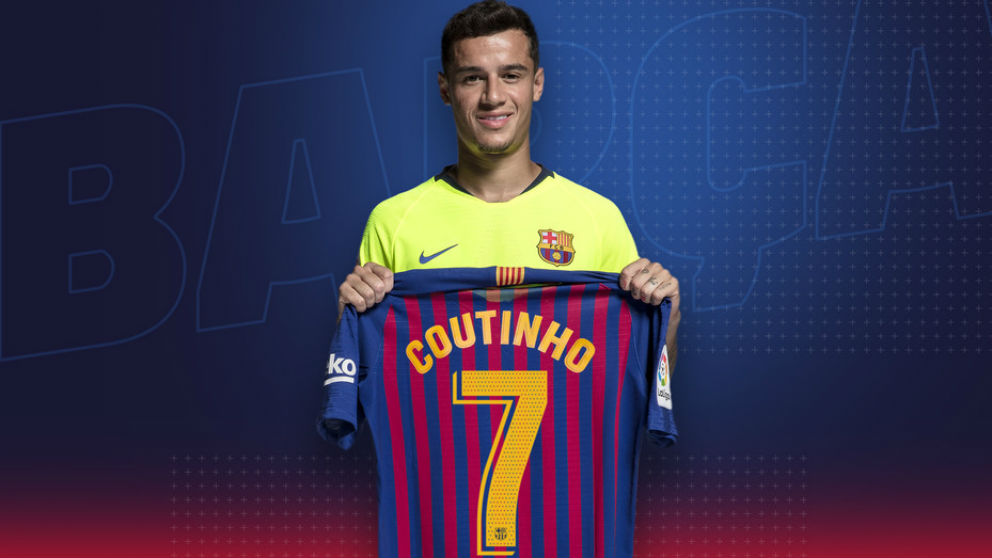 Philippe Coutinho posa con su nueva camiseta con el dorsal ‘7’. (fcbarcelona.es)
