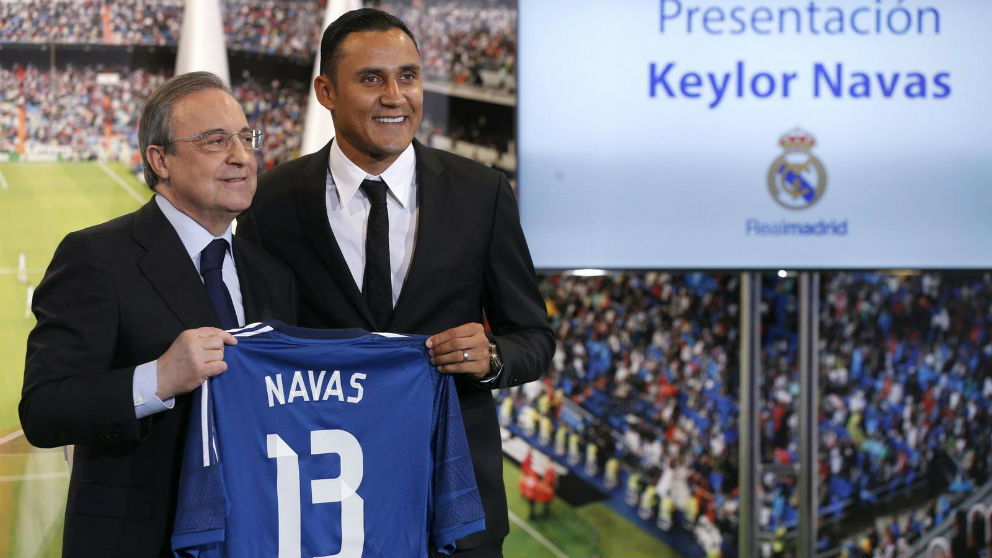 Florentino Pérez posa con Keylor Navas en su presentación en 2014.