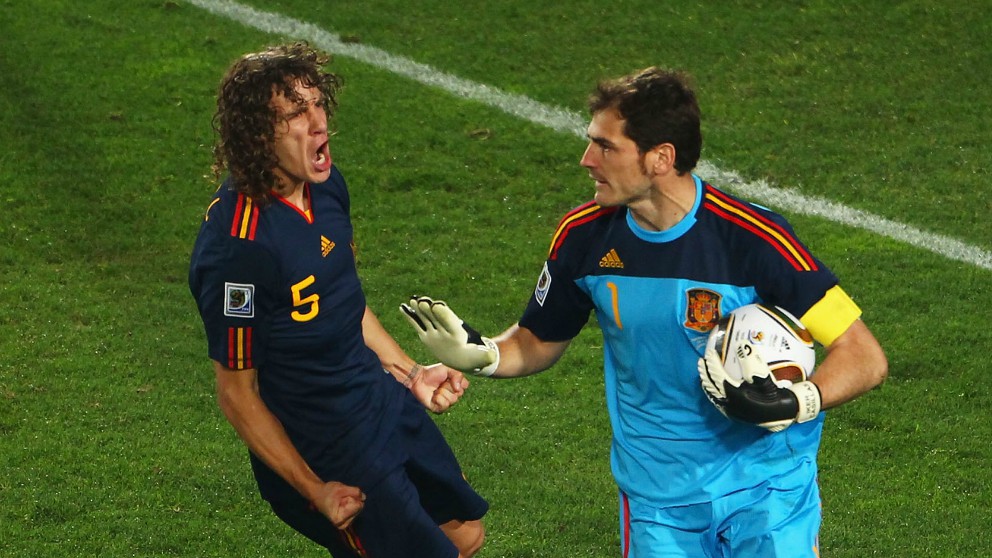 Iker Casillas y Carles Puyol, en el Mundial de 2010. (Getty)