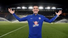 Kovacic posa con los colores del Chelsea.