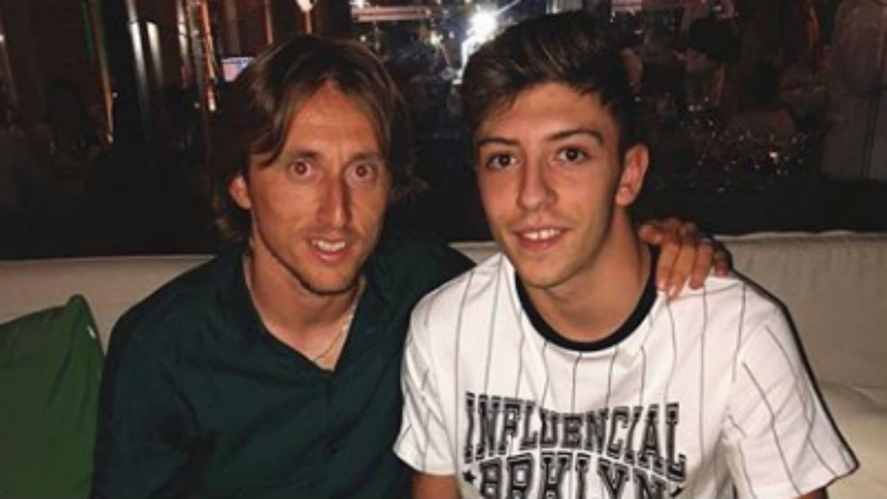 Luka Modric y César Gelabert. (@ces11gelabert)